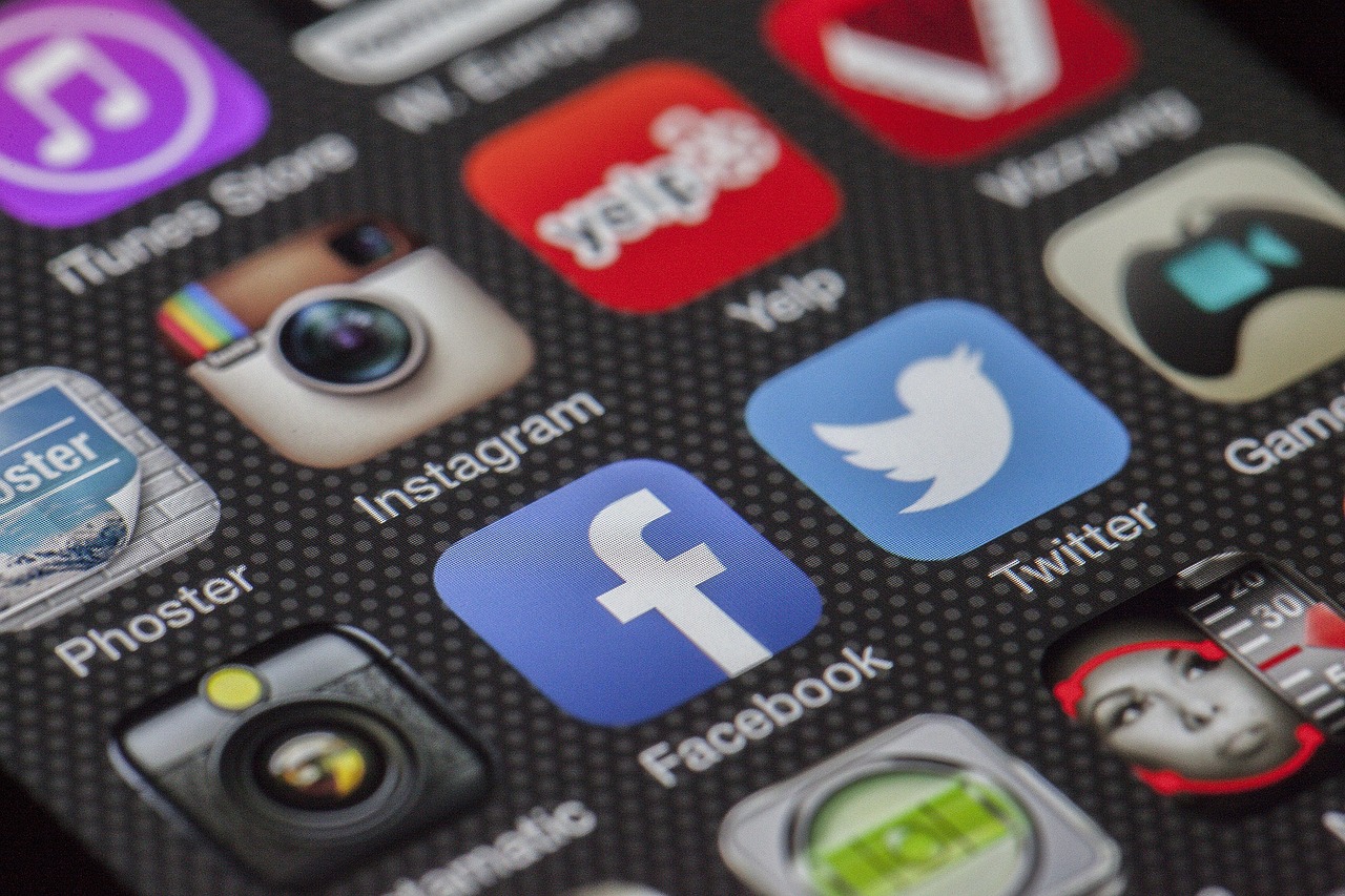 Social Media Advertising: So schaltest du Anzeigen auf Facebook, Instagram & Co